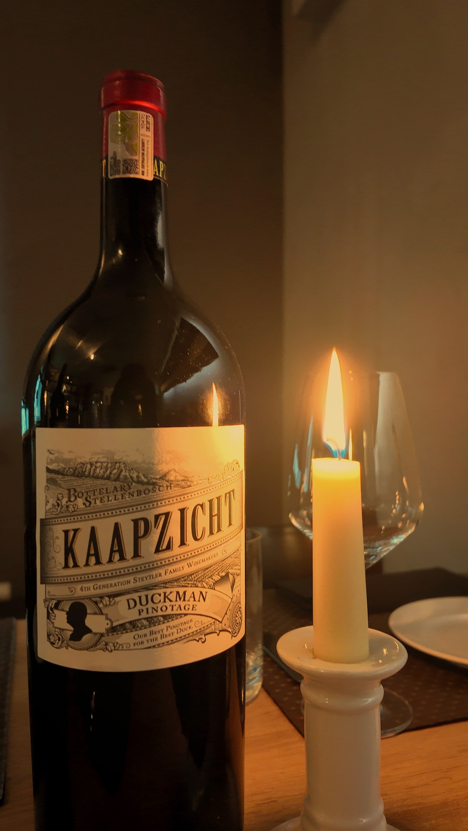 Duckman Pinotage Magnum im Kerzenlicht